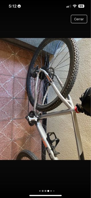 Bicicleta de montaña plateada