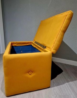 Arcón de almacenaje amarillo anaranjado.