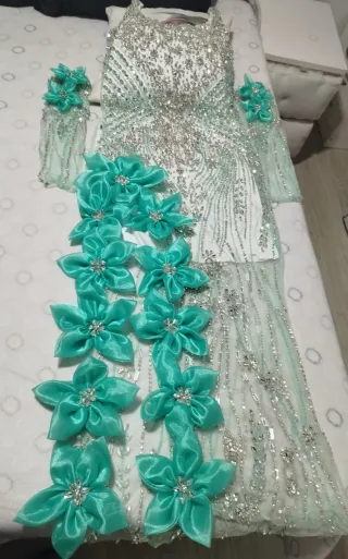 Vestido pedrería blanco y verde agua