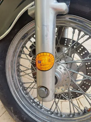 Moto Cruiser Negra con Maletas