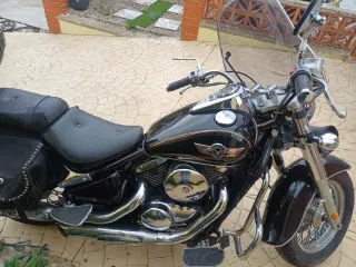 Moto Cruiser Negra con Maletas