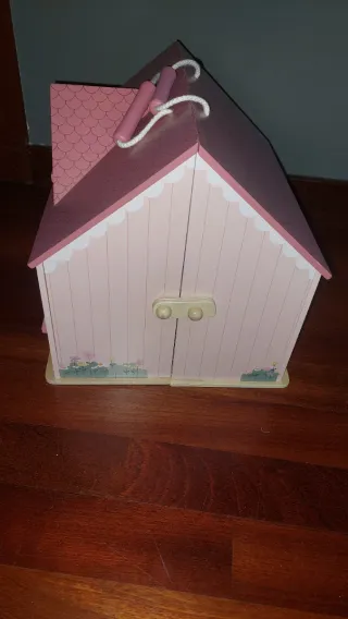 Casa de muñecas de madera
