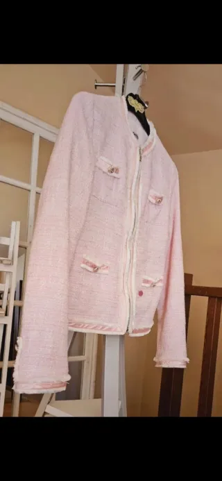 Chaqueta rosa tipo Chanel