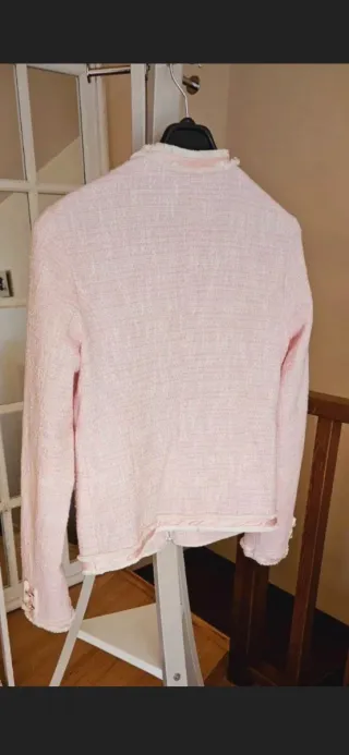 Chaqueta rosa tipo Chanel