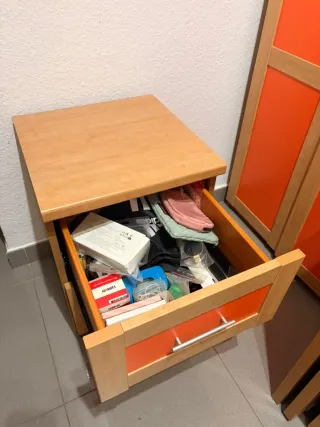 Mesita de noche juvenil con ruedas