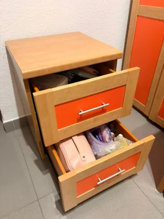 Mesita de noche juvenil con ruedas