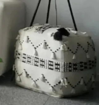 Puf decorativo blanco y negro