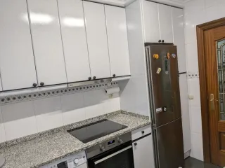 Mueble de cocina gris y blanco