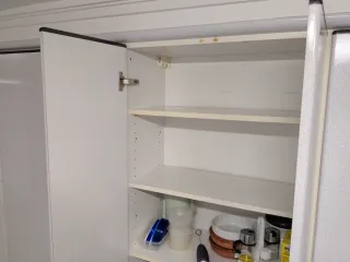 Mueble de cocina gris y blanco