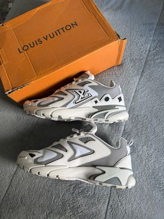 Zapatillas Louis Vuitton grises y blancas