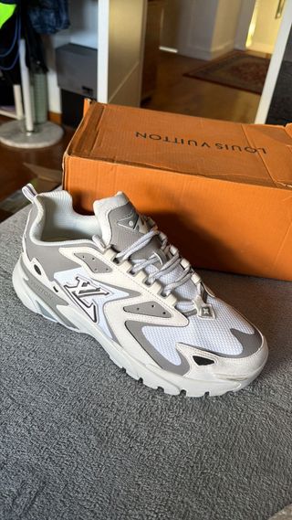 Zapatillas Louis Vuitton grises y blancas