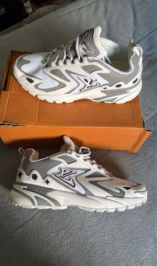 Zapatillas Louis Vuitton grises y blancas