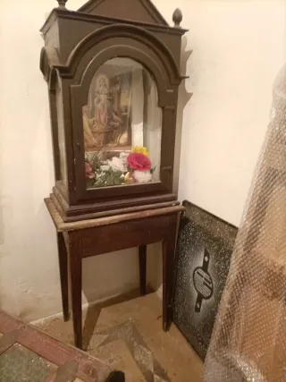 Vitrina decorativa/capilla antigua con estructura