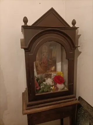 Vitrina decorativa/capilla antigua con estructura