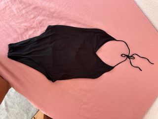 Traje de baño negro y o  body espalda descubierta