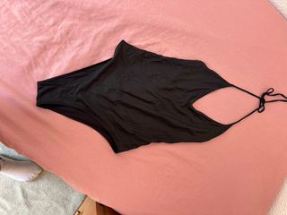 Traje de baño negro y o  body espalda descubierta