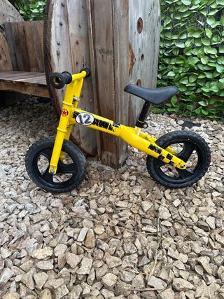 Bicicleta de aprendizaje amarilla