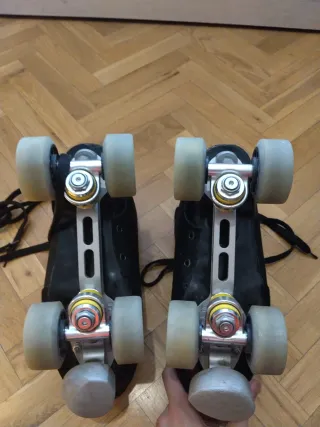Patines Jet 4 ruedas negros, chasis intacto.