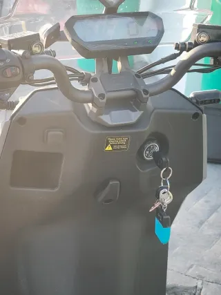 Scooter eléctrico SuperSoco CPX, equivale a 125 cc