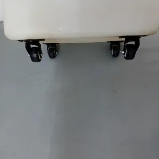 Cubo de plástico blanco