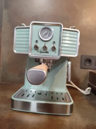 Cafetera estilo retro color menta