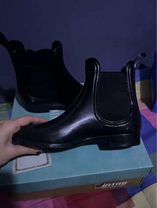 Botines negros de plástico