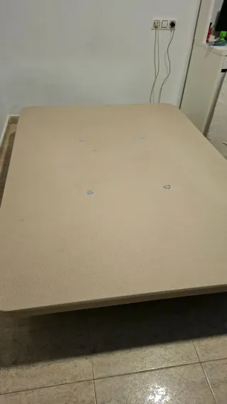 Cama Matrimonio Tapizada Beige y Patas Metálicas