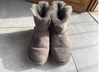 Stivaletti UGG con fiocco grigio