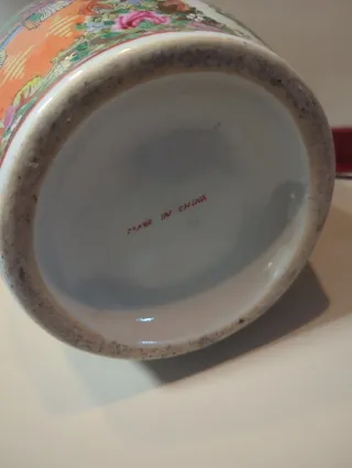 Jarrón chino de porcelana con detalles dorados