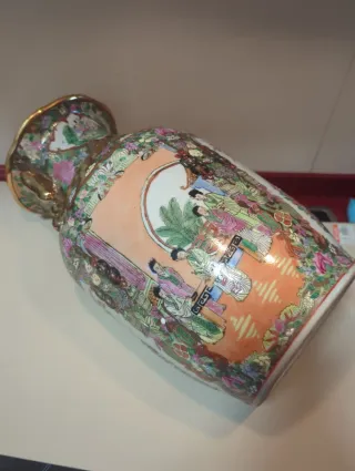 Jarrón chino de porcelana con detalles dorados