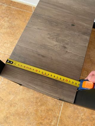 Escritorio madera y metal con estanterías