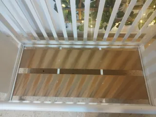 Cuna blanca con barandilla regulable