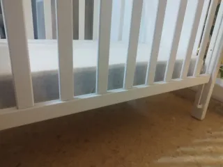 Cuna blanca con barandilla regulable