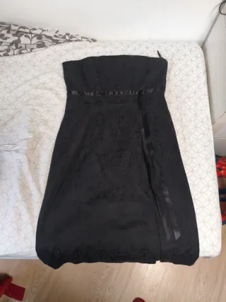 Vestido negro sin tirantes con estampado