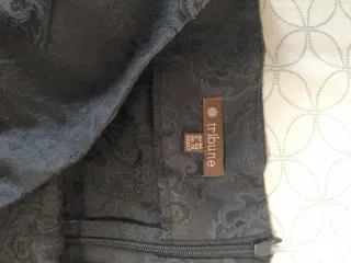 Vestido negro sin tirantes con estampado