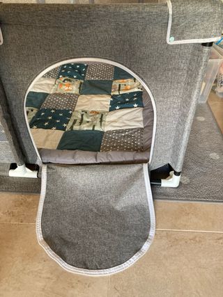 Parque infantil de tela gris, estructura de tubos