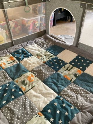 Parque infantil de tela gris, estructura de tubos