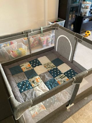 Parque infantil de tela gris, estructura de tubos