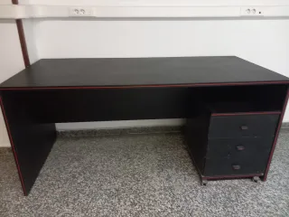 Escritorio negro con cajonera y detalles rojos