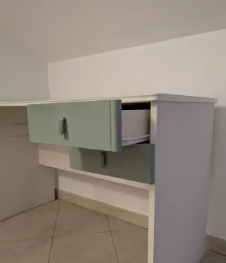 Scrivania in legno con cassetti