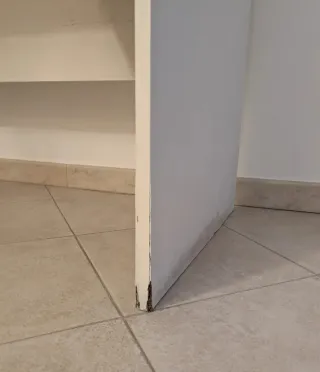 Scrivania in legno con cassetti