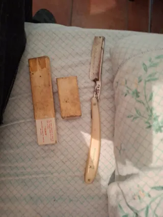 Navaja de afeitar antigua con caja José Montserrat