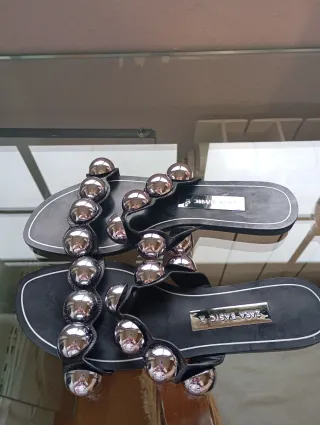 Sandalias Zara Talla 37 Negras con Bolas Plateadas