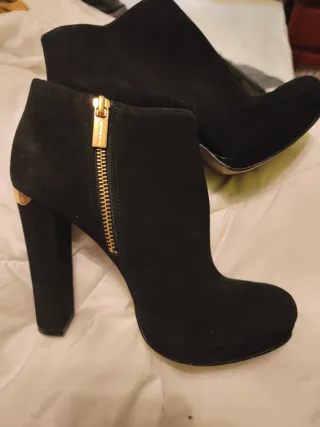 Botines negros con cremallera dorada