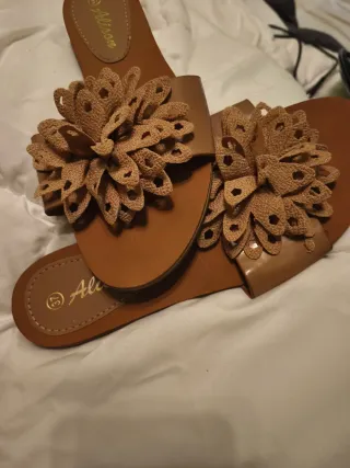 Botines negros con cremallera dorada