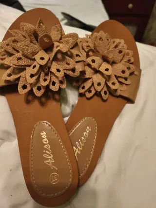 Botines negros con cremallera dorada