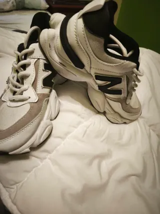 Botines negros con cremallera dorada