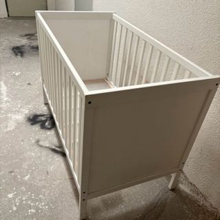 Cuna blanca + colchón + ropa de cama