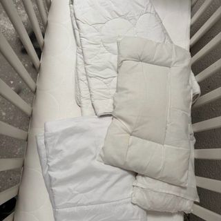 Cuna blanca + colchón + ropa de cama