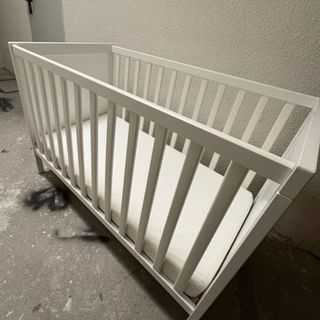 Cuna blanca + colchón + ropa de cama